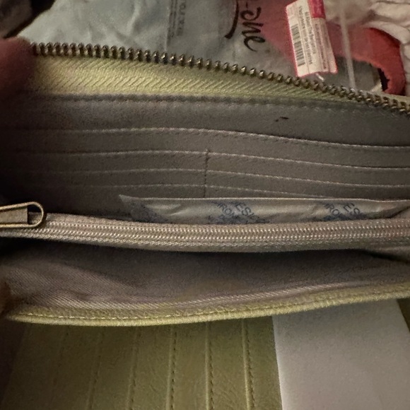 Thirty-One Cream Wallet - Picture 7 of 9